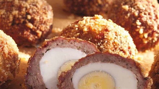 Skotská vejce jsou výborná i studená. Dřív si je Britové brali jako občerstvení na piknik.