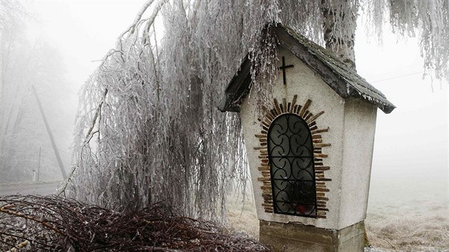 Ledem pokryt strom u kapliky v Rakousku (2. prosince 2014).