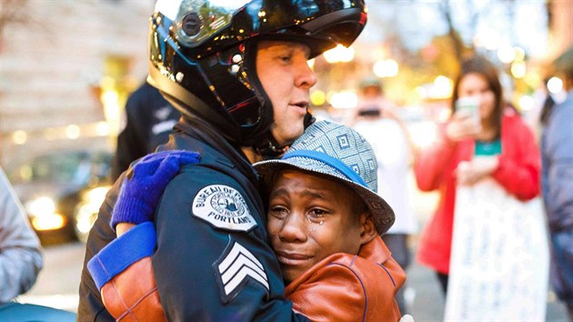 Bloský portlandský policista serant Bret Barnum objímá dvanáctiletého...