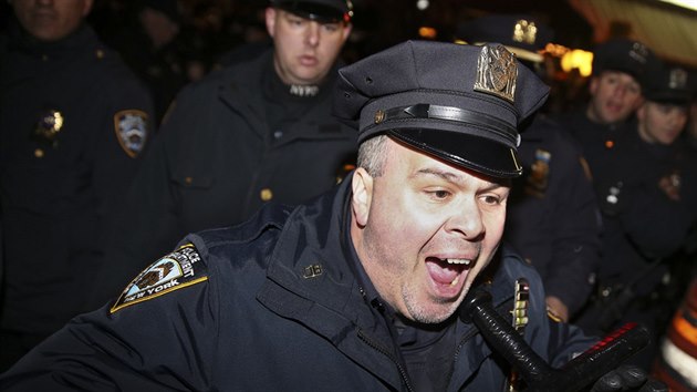 Policie zasahuje proti demonstrantm v New Yorku (5. prosince 2014).