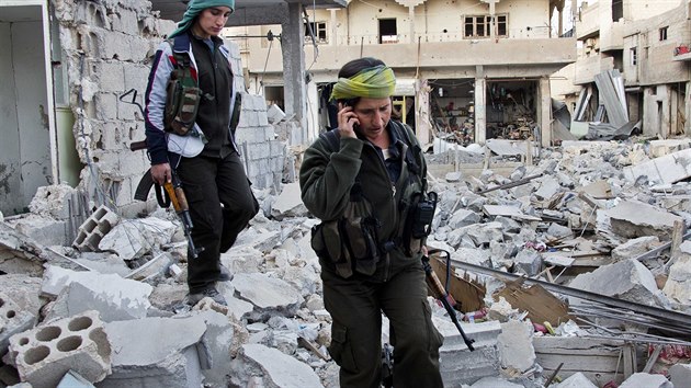 Kurdsk bojovnice v Kobani (19. listopadu 2014).