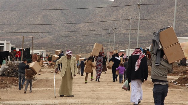 Jezdov, kte utekli ped Islmskm sttem, jsou v tboe v provincii Dahk (7. prosince 2014).