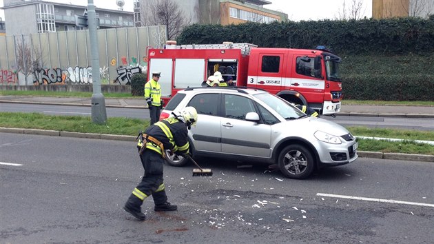 Sloup s dopravnm znaenm spadl v praskch Bohnicch ped projdjc auto. (1.12.2014)