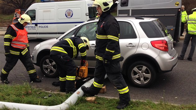 Sloup s dopravnm znaenm spadl v praskch Bohnicch ped projdjc auto. (1.12.2014)