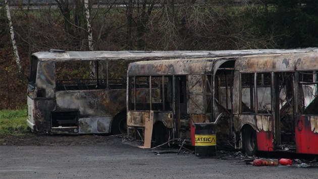 Na parkoviti v Mnku pod Brdy shoely dva autobusy. koda je pt milion (5.12.2014)