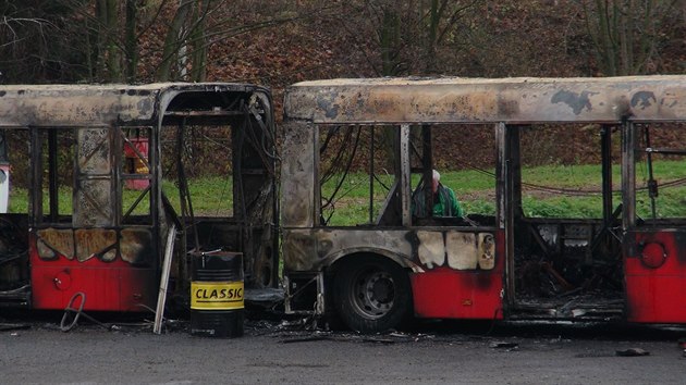 Na parkovišti v Mníšku pod Brdy shořely dva autobusy. Škoda je pět milionů (5.12.2014)