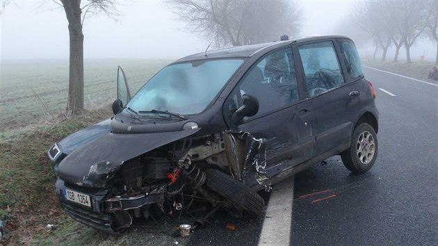 Na zmrzl vozovce u Nehvizd bouralo rno hned pt aut (9.12.2014)