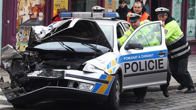 Policist pomhaj odklidit svj vz, kter boural na praskm jezd (9.12.2014)