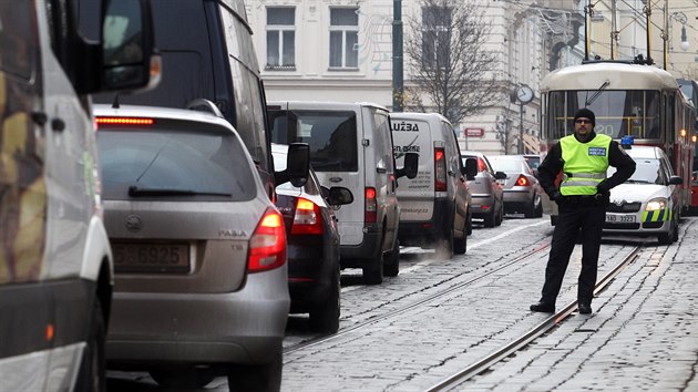 Nehoda zkomplikovala provoz na praskm jezd a v Karmelitsk ulici (9.12.2014)