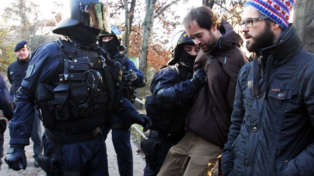 Policie asistovala pi vyklzen squatu na praskm ikov (9.12.2014)