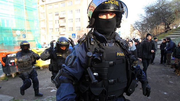 Policie asistovala při vyklízení squatu na pražském Žižkově (9.12.2014)