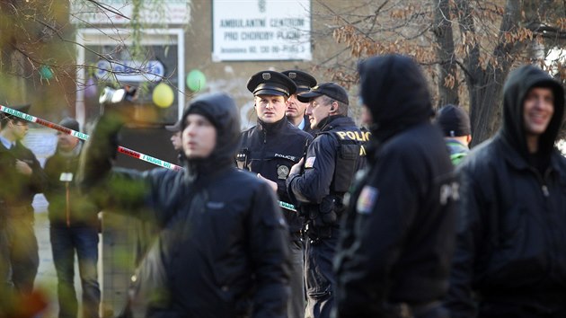 Policie asistovala při vyklízení squatu na pražském Žižkově (9.12.2014)