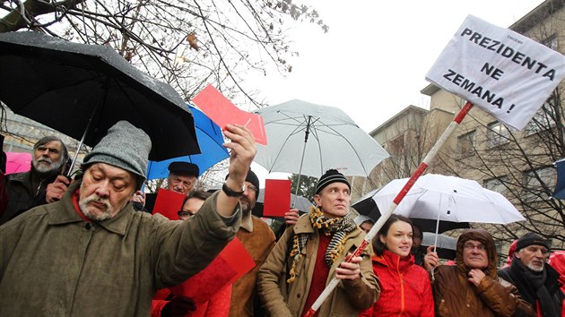 Ped Univerzitou obrany v Brn se shromdilo pes sto protestujcch lid, kte ukzali prezidentu Zemanovi erven karty.
