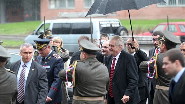 Prezident si davu protestujcch tm neviml a proel palrem vojk.