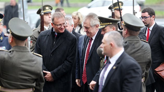 Prezident si davu protestuj�c�ch t�m�� nev�iml a pro�el �pal�rem voj�k�.