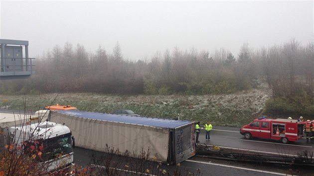 Dlnici D5 zablokovala tragick dopravn nehoda dvou kamion.
