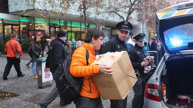 Policie kvli podezelmu balku evakuovala obchodn centrum Nov Smchov na praskm Andlu.