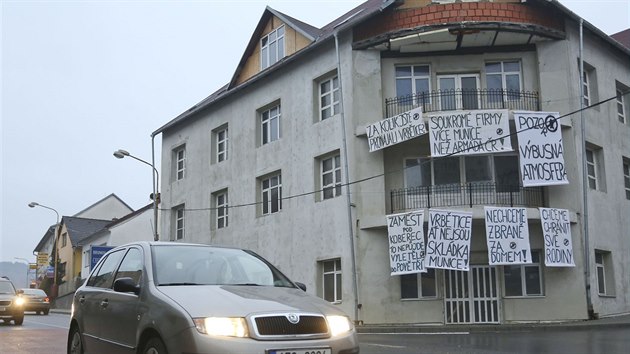 Tradiční Mikulášský jarmek ve Valašských Kloboukách letos doprovází protest proti skladu munice ve Vrběticích.