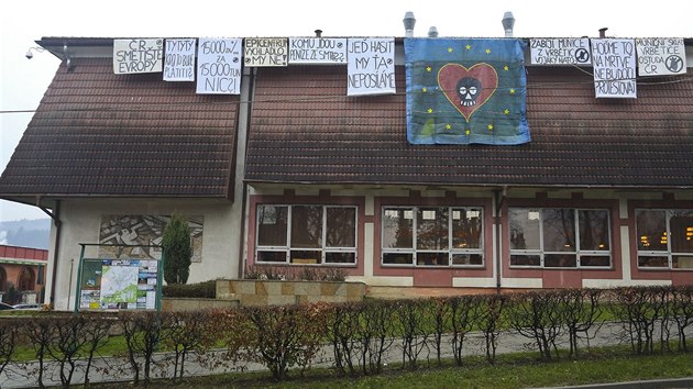 Tradiční Mikulášský jarmek ve Valašských Kloboukách letos doprovází protest proti skladu munice ve Vrběticích.