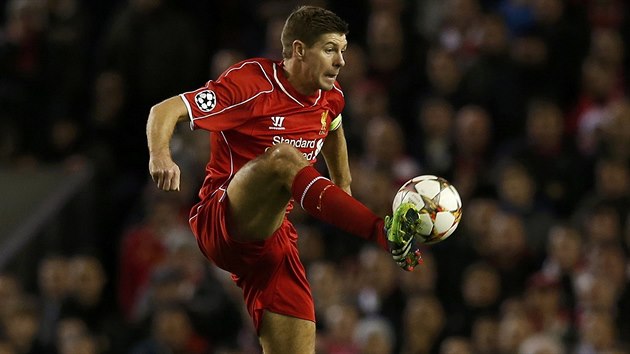 OPORA TMU. Kapitn Liverpoolu Steven Gerrard v zpase proti Basileji.