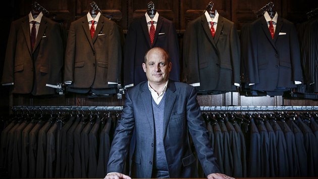 Hezké oblečení má v Anglii tradici díky ostrému třídnímu rozdělení společnosti, soudí Mark Cowdery.