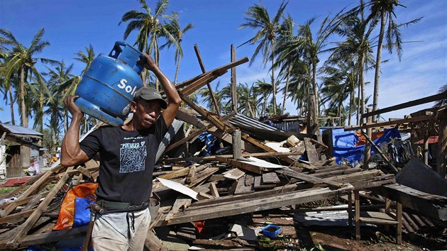 Jeden z obyvatel filipnskho Boronganu na ostrov Samar pin plynovou lahev k provizornmu vaen. Mnoho dom tajfun zcela srovnal se zem (8. prosince 2014).