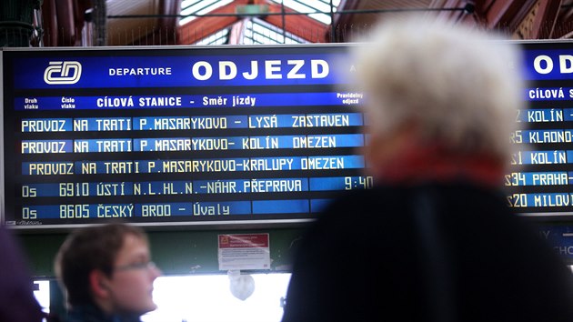 Ledová námraza ochromila především železniční a městskou veřejnou dopravu. Snímek je z Masarykova nádraží v Praze. (2. prosince 2014)
