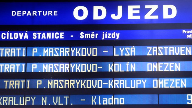 Ledov nmraza ochromila pedevm eleznin a mstskou veejnou dopravu. Snmek je z Masarykova ndra v Praze. (2. prosince 2014)