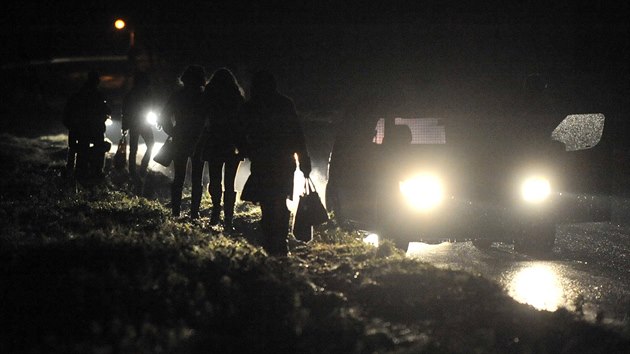 Lid museli nechvat sv automobily na silnicch a dom doli pky, a to mnohdy i nkolik kilometr. I to bylo kvli vudyptomnmu ledu velmi nron. Fotografie ze silnice mezi Dhylovem a Dobroslavicemi na Opavsku. (1. prosince 2014)