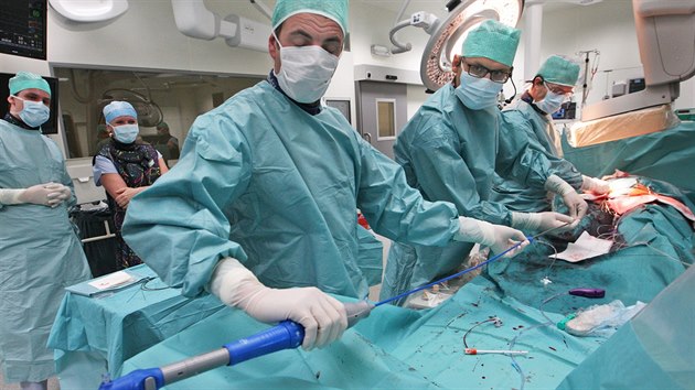 Lkai tineckho kardiocentra implantovali pacientce prvn srden chlope nov generace.