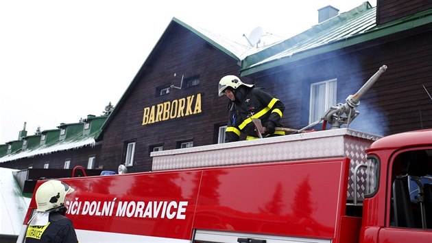 Požár likvidovalo sedm jednotek hasičů. (4. prosince 2014)