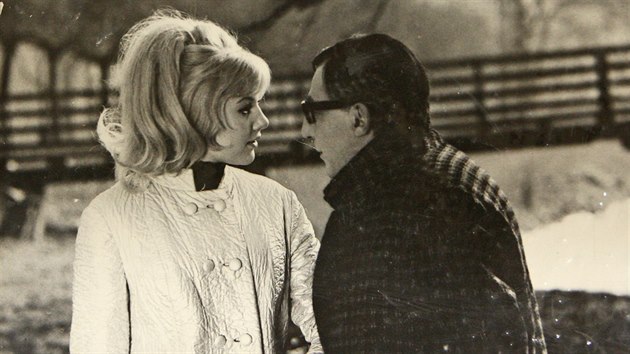 Hana Prymusov s Miloem Kopeckm v hok komedii J, truchliv bh podle povdky Milana Kundery. Snmek ml v kinech premiru v jnu roku 1969.