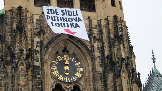 Protest proti prezidentovi Miloi Zemanovi ml formu transparentu vischo z Velk jin ve katedrly sv. Vta.