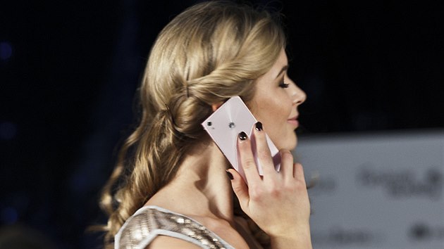 esk modelky vyly na pehldkov molo se smartphonem Huawei Ascend P7