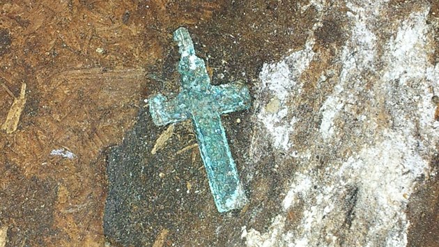 Archeologov nali v libereckm kostele sv. Antonna Velikho kryptu a v n rakve s devti kostrami. Hrob vydal i boty, epec nebo kky a medailonky.