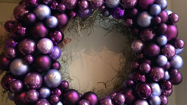 Adventn a vnon vnec v leton mdn fialov odvn kombinuje prodn rostlinn materil a leskl sklenn kouliky rznch velikost.