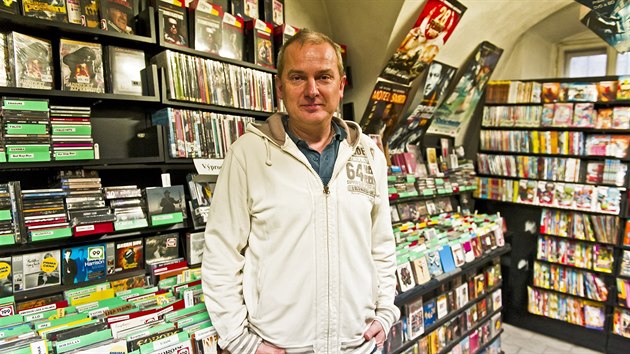„Vyrůstal jsem na popu, který se tady hrál v rádiu,“ popisuje poslední jihlavský prodejce CD Hynek Gerbrich.