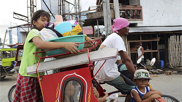 Obyvatel Filipn se chystaj na evakuaci (4. prosince 2014)