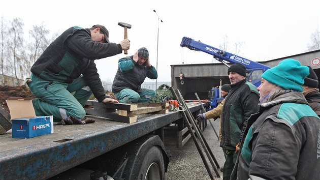 Pracovnci havlkobrodskch technickch slueb ve stedu rno strom naloili na holandsk kamion. Ped sebou ml cestu tm 1100 kilometr dlouhou.