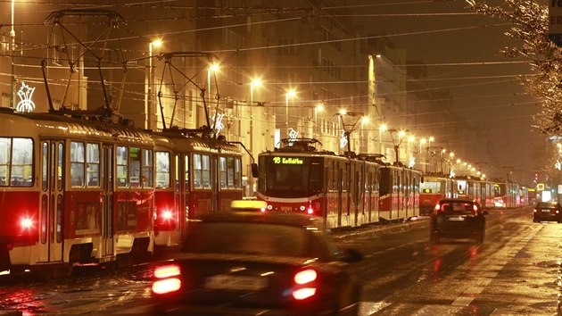 Namrzl trolejov veden zpsobilo kolaps tramvajov dopravy v Praze.