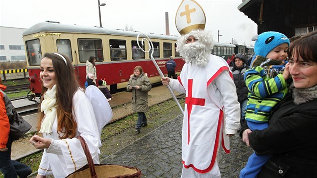 U tradin Mikulsk jzdy parnm vlakem na zkokolejn trati z Jindichova Hradce zaujaly destky zjemc.