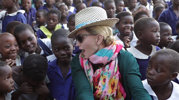 Madonna s dtmi v Malawi (2014)