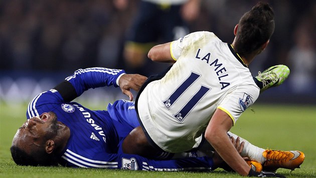 TO BOLELO. Didier Drogba z Chelsea ki bolest po zkroku Erika Lamely z Tottenhamu.  