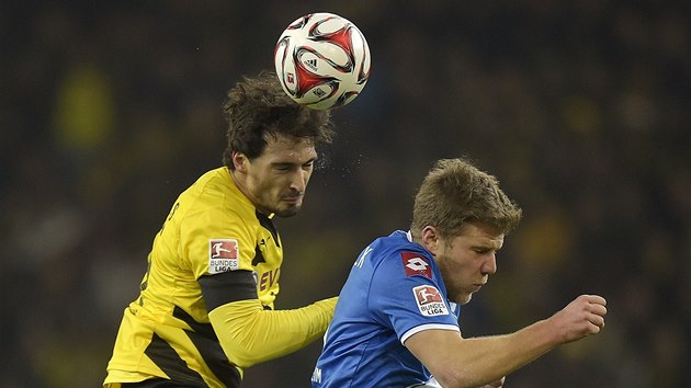 Mats Hummels (vlevo) z Dortmundu vyhrl hlavikov souboj se Svenem Schipplockem z Hoffenheimu.   
