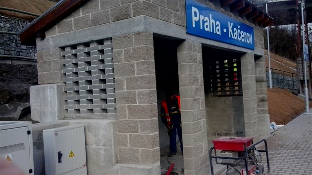 Dokon�ování nové �elezni�ní zastávky Praha-Ka�erov