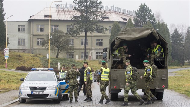 K bývalým Vlárským strojírnám přijelo auto plné vojáků, na dalším postupu se domlouvali s policisty. (3. 12. 2014)