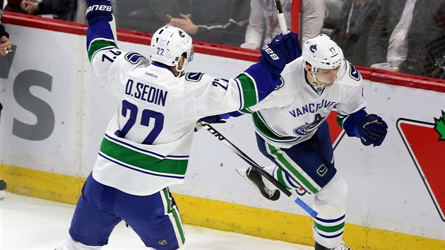 Radim Vrbata (vpravo) z Vancouveru se raduje se spoluhrem Danielem Sedinem z glu v duelu v Ottaw.