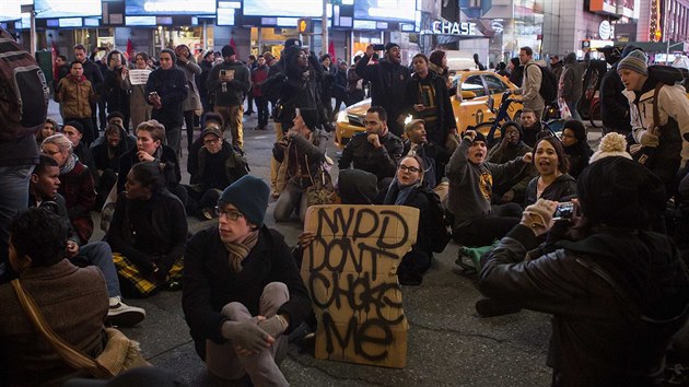 Na protest proti osvobozujcmu verdiktu protestovaly v New Yorku tisce lid.
