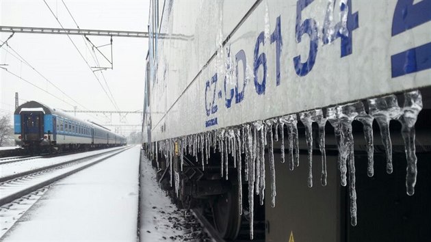 ZAMRZL EXPRES. Kvli ledovce zstal Expres 144 Landek (vpravo) zasekl ve stanici Drahotue stejn jako dal osobn vlak. Cestujc uvznil na 17 hodin.