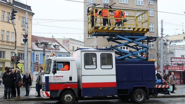 U tet den v Olomouci stoj tramvaje, zamstnanci dopravnho podniku se sna mechanicky odstranit led z trolej. Na pomoc jim vyr posily z Ostravy.